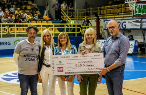 Consegnati 3.500 euro al Ciss Cusio da Pro Loco Omegna e Akb