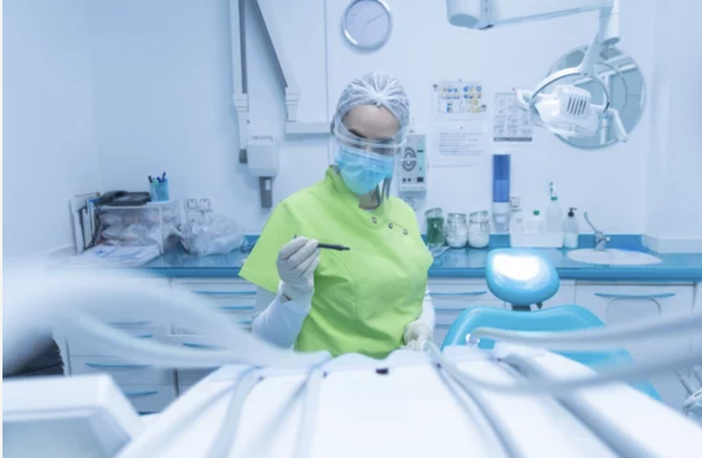 I nuovi casi di positività sono 8.571. Scendono i ricoveri in Terapia Intensiva
