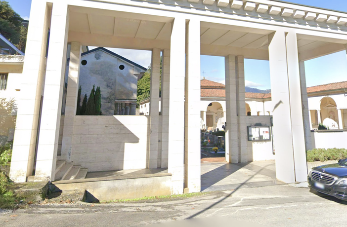 Stresa, manomesso il cancello del cimitero: il sindaco Severino annuncia denuncia contro ignoti Stresa, manomesso il cancello del cimitero: il sindaco Severino annuncia denuncia contro ignoti