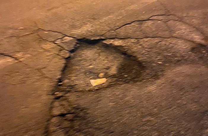 Omegna, una grossa buca nel parcheggio del Penny Market Omegna, una grossa buca nel parcheggio del Penny Market