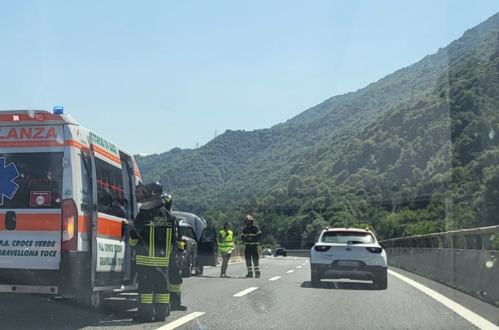 Auto va sbattere in superstrada a Gravellona Auto va sbattere in superstrada a Gravellona