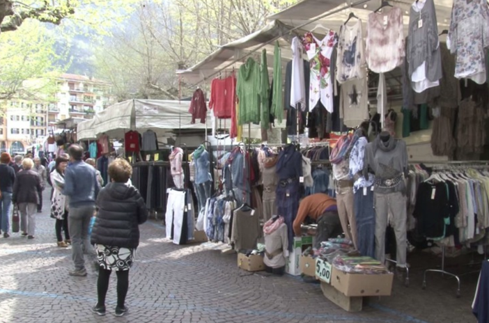 Mercato di Omegna, giovedì 8 dicembre banchi sul lungolago fino alle 18