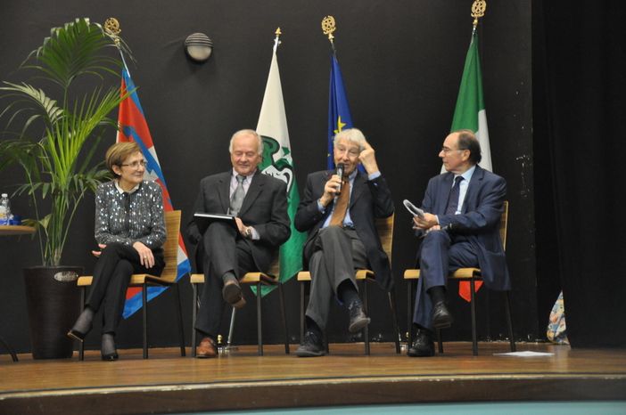 Foto: una delle passate edizioni del premio letterio aronese