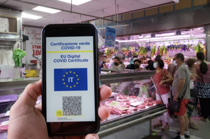 Green pass, il Garante della Privacy: baristi e ristoratori possono controllare i documenti Green pass, il Garante della Privacy: baristi e ristoratori possono controllare i documenti