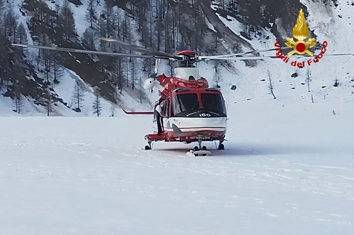 Escursionisti in difficoltà sulla neve, intervento dei Vigili delfuoco con l'elicottero VIDEO Escursionisti in difficoltà sulla neve, intervento dei Vigili delfuoco con l'elicottero VIDEO