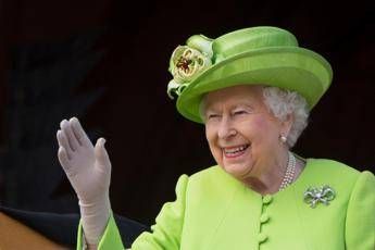 A Elisabetta II piaceva lavare i piatti: lo fece per Cameron e la Thatcher A Elisabetta II piaceva lavare i piatti: lo fece per Cameron e la Thatcher