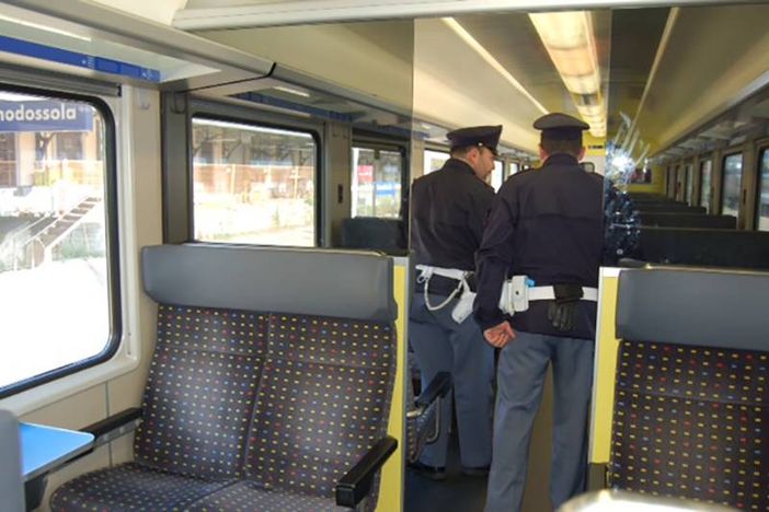 Stresa, in un giubbotto abbandonato in stazione trovati 2 etti di marijuana Stresa, in un giubbotto abbandonato in stazione trovati 2 etti di marijuana