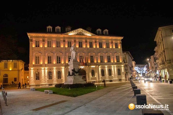 Il Vco si illumina di arancio contro la violenza verso le donne Il Vco si illumina di arancio contro la violenza verso le donne