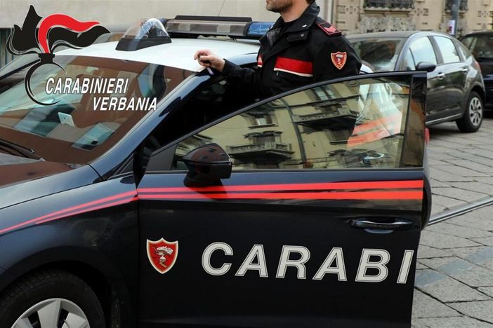 Un uomo barricato in casa con un coltello: i carabinieri intervengono con il taser Un uomo barricato in casa con un coltello: i carabinieri intervengono con il taser
