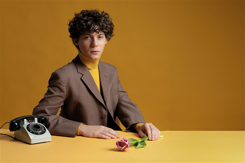 "Cantami d'amore": la star del social Edoardo Prati porta la letteratura a teatro