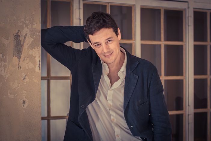 "La vita al contrario, il curioso caso di Benjamin Button": in teatro a Omegna