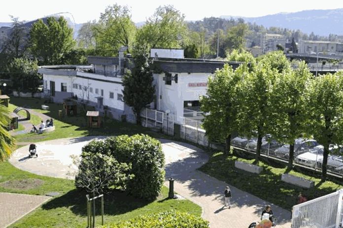 Il parco giochi sul lungolago intrese trasferito nel giardino della farmacia comunale Il parco giochi sul lungolago intrese trasferito nel giardino della farmacia comunale