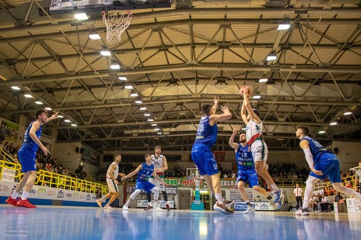 Niente festa per la Paffoni, battuta 83 a 63 dalla Sangiorgese in gara 3 Niente festa per la Paffoni, battuta 83 a 63 dalla Sangiorgese in gara 3