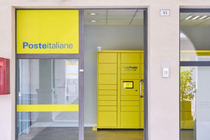 Poste Italiane, un nuovo locker per il ritiro dei pacchi a Omegna