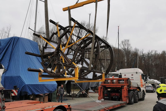 Procede il progetto di recupero dei Castelli di Cannero: trasporto eccezionale per la scala di collegamento al mastio