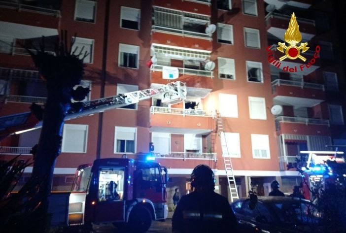 Fiamme nella notte a Cireggio in via Mazzolina. FOTO e VIDEO