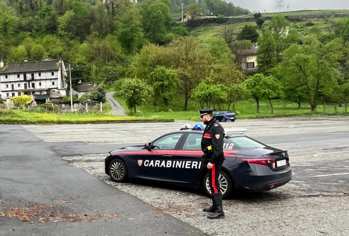 Omegna, aggredisce l’ex compagna violando il divieto di avvicinamento: arrestato 53enne