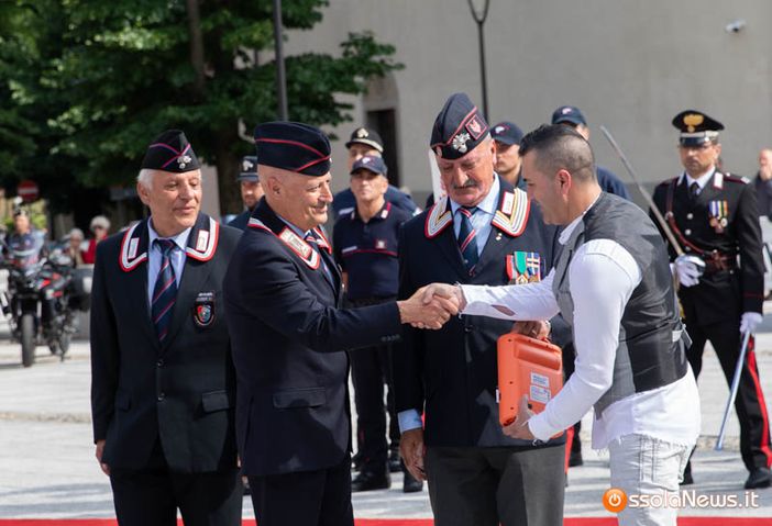 Un defibrillatore di ultima generazione dal Cantante della Solidarietà al Comando dei carabinieri Un defibrillatore di ultima generazione dal Cantante della Solidarietà al Comando dei carabinieri