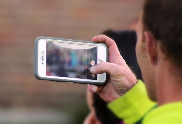 Smartphone vietati anche alle superiori: scatta il divieto del Ministero