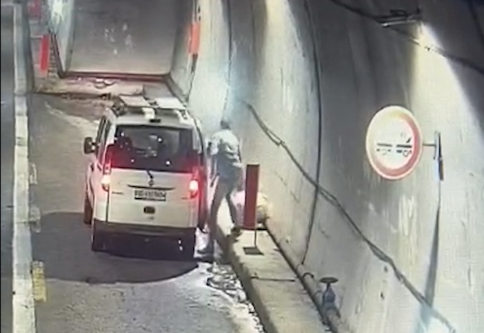Abbandonava rifiuti nella galleria Montecrevola, multa da 6500 euro per un imbianchino di Sesto Calende VIDEO