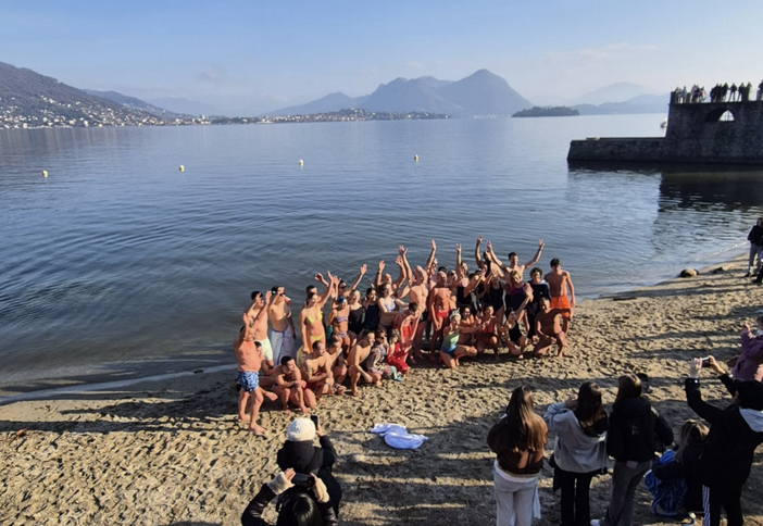 Baveno, un tuffo sul nuovo anno VIDEO Baveno, un tuffo sul nuovo anno VIDEO