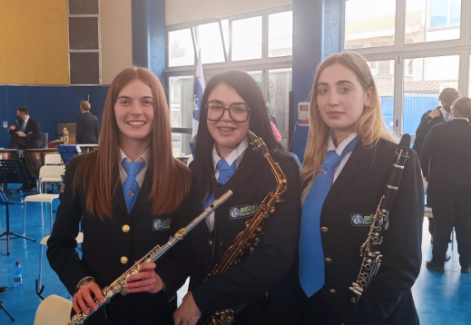 Tre ragazze della Nuova Filarmonica Omegnese al concerto regionale di Anbima