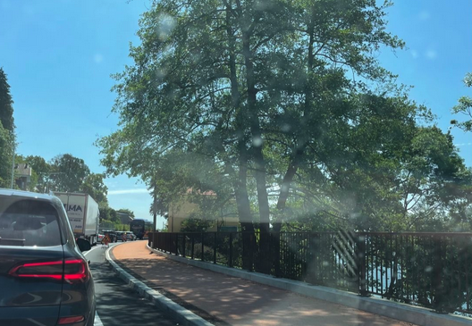 Ancora lunghe code sulla statale del lago: un’ambulanza è rimasta bloccata nel traffico