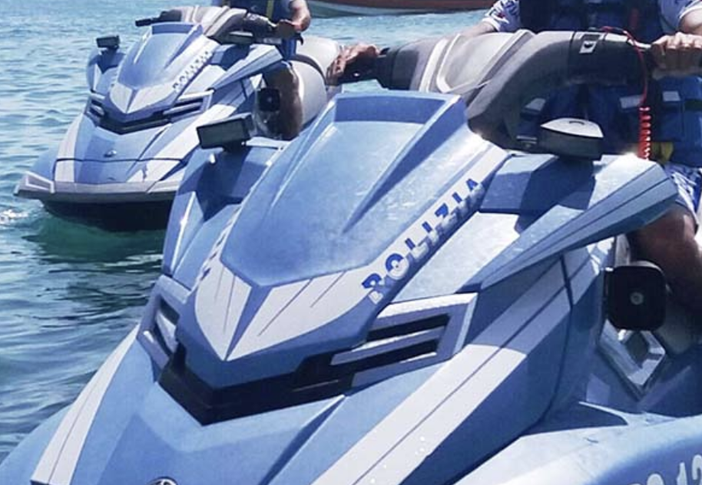 Barca alla deriva recuperata dalla Squadra Acque Interne della Polizia Barca alla deriva recuperata dalla Squadra Acque Interne della Polizia