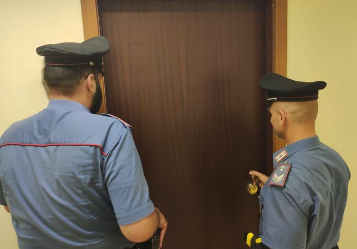 Ferisce con un coltello e un bastone il coinquilino intento a pregare, denunciato 40enne tunisino