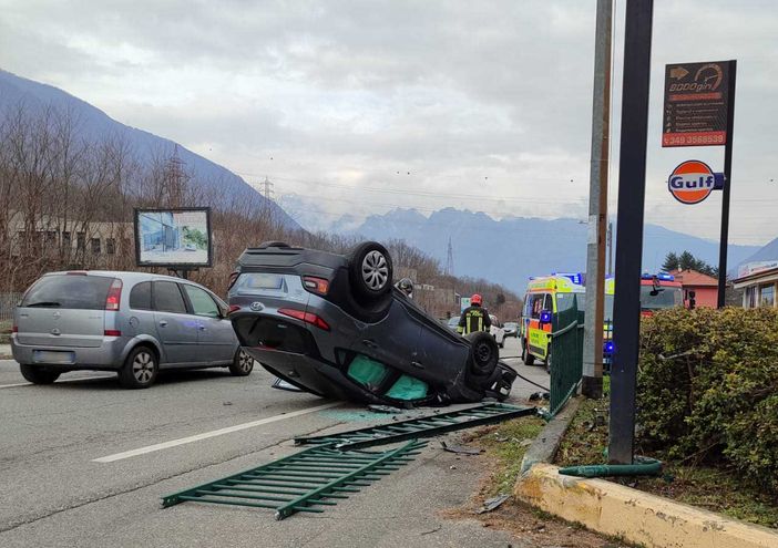 Incidente a Casale Corte Cerro: un'auto ribaltata in via Novara Incidente a Casale Corte Cerro: un'auto ribaltata in via Novara