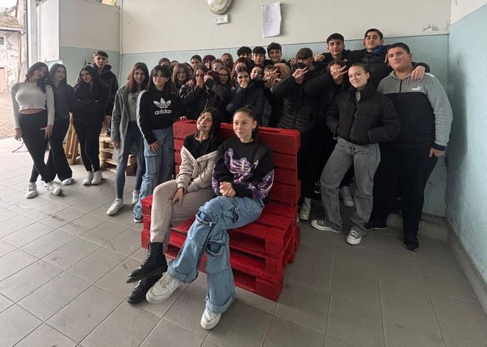 All'Enaip di Omegna una nuova panchina rossa contro la violenza sulle donne All'Enaip di Omegna una nuova panchina rossa contro la violenza sulle donne