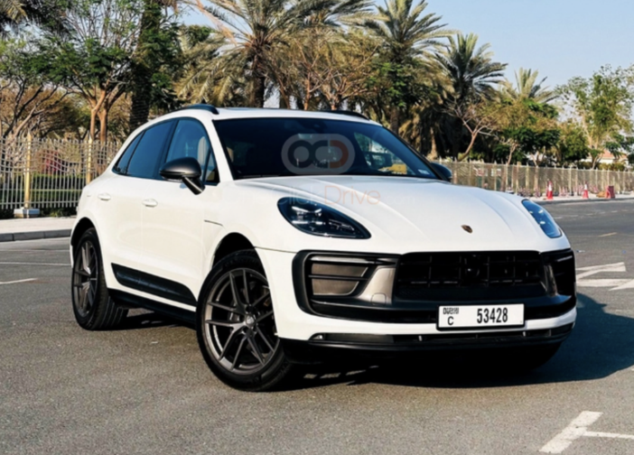 Sotto il Sole di Dubai: Emozioni a Quattro Ruote con Porsche e Ferrari Sotto il Sole di Dubai: Emozioni a Quattro Ruote con Porsche e Ferrari