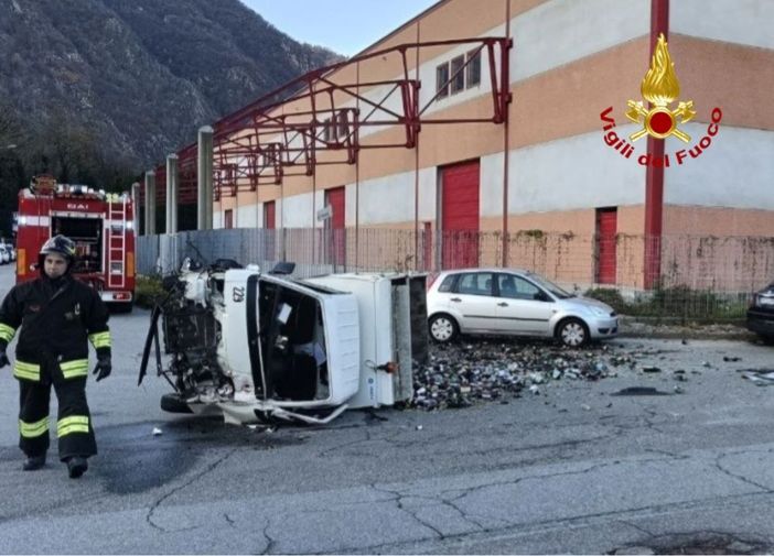 Furgone per la raccolta del vetro si ribalta, lievi ferite per il conducente