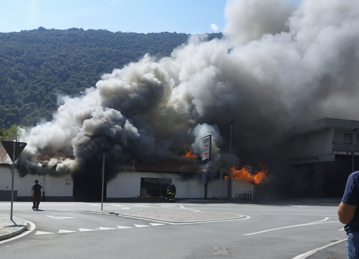 Vasto incendio in un elettrauto a Renco FOTO E VIDEO Vasto incendio in un elettrauto a Renco FOTO E VIDEO