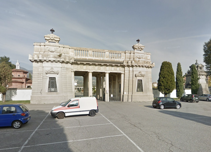 “Scomparsa la bandiera della marina posta sul monumento che ricorda i caduti della X Mas”