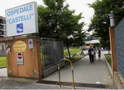 Aggredisce un medico e un infermiere dopo la morte di un familiare