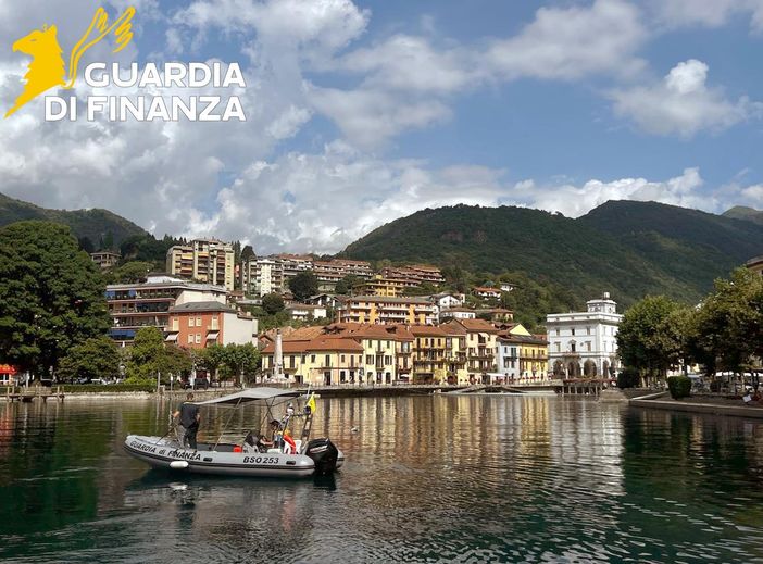 Lago d’Orta, Guardia di Finanza sequestra un natante svizzero per violazioni doganali Lago d’Orta, Guardia di Finanza sequestra un natante svizzero per violazioni doganali