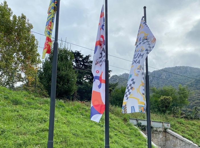 Prosegue il restyling del Forum: installati tre nuovi pennoni Prosegue il restyling del Forum: installati tre nuovi pennoni