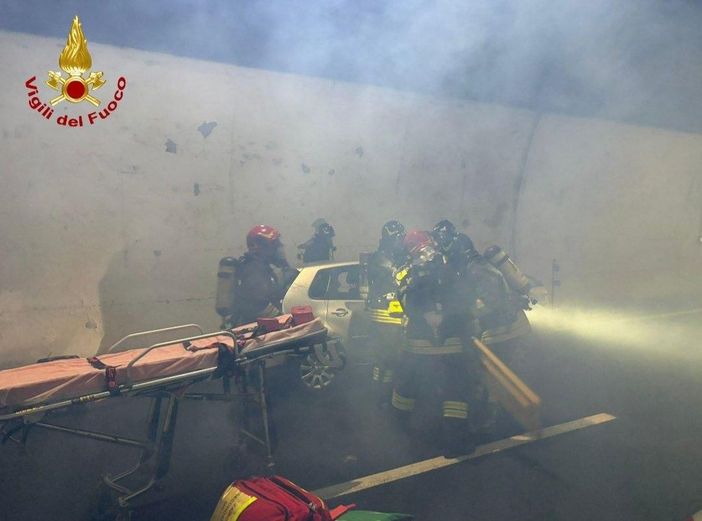Esercitazione notturna in galleria: simulato incidente con incendio sull’autostrada Esercitazione notturna in galleria: simulato incidente con incendio sull’autostrada