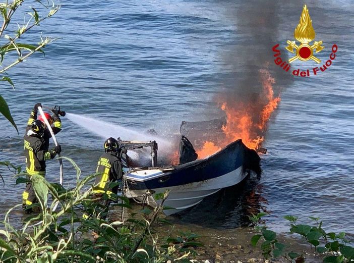Motoscafo in fiamme davanti a Stresa. VIDEO Motoscafo in fiamme davanti a Stresa. VIDEO