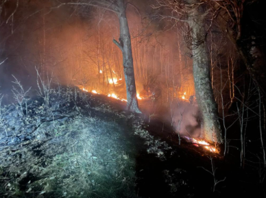 Continuano incessanti le operazioni di spegnimento e bonifica in Valle Strona