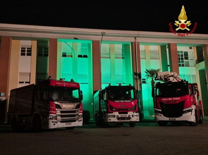 La caserma dei vigili del fuoco si illumina di verde per la consapevolezza della sindrome Pans Pandas La caserma dei vigili del fuoco si illumina di verde per la consapevolezza della sindrome Pans Pandas
