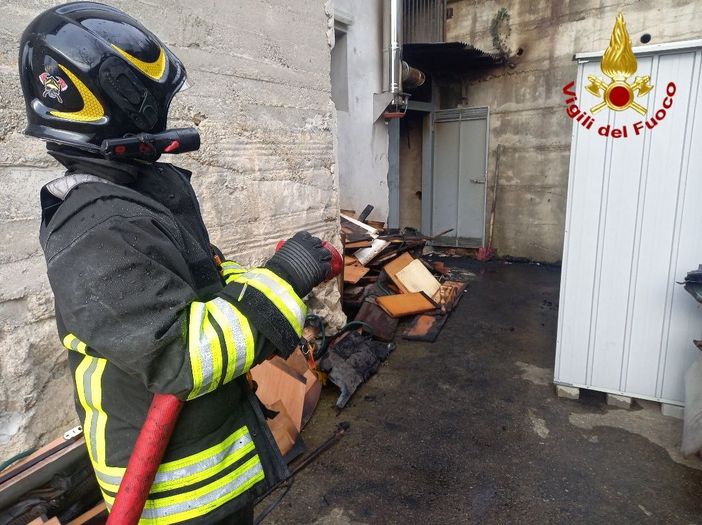 Incendio a Bee in un locale tecnico di una casa Incendio a Bee in un locale tecnico di una casa