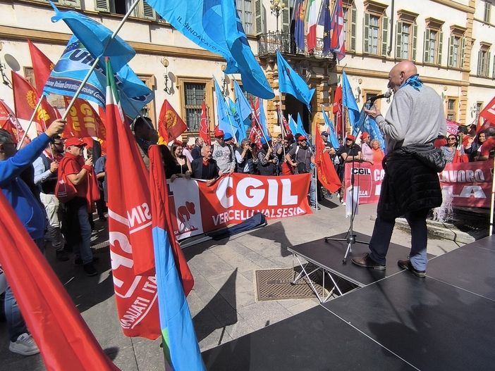 Protesta a Novara: solidarietà e rivendicazioni per i lavoratori   FOTO e VIDEO