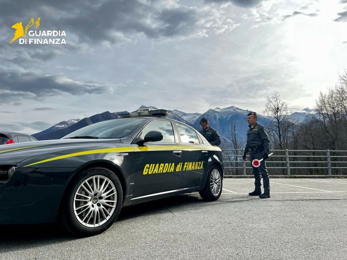 Criminalità organizzata transnazionale, la guardia di finanza in prima linea contro la contraffazione Criminalità organizzata transnazionale, la guardia di finanza in prima linea contro la contraffazione