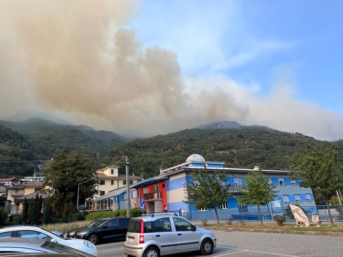 Incendio di Premosello, le fiamme divorano 600 ettari: Colloro evacuata, cresce la mobilitazione istituzionale Incendio di Premosello, le fiamme divorano 600 ettari: Colloro evacuata, cresce la mobilitazione istituzionale