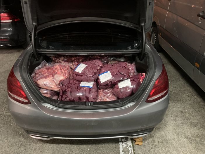 Carne sequstrata al confine (immagini dell'Ufficio Federale della dogana e della sicurezza) Carne sequstrata al confine (immagini dell'Ufficio Federale della dogana e della sicurezza)