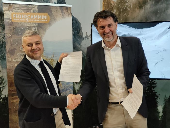 Una segnaletica chiara e uniforme su tutti i sentieri montani: protocollo d'intesa tra Cai e Feder.Cammini Una segnaletica chiara e uniforme su tutti i sentieri montani: protocollo d'intesa tra Cai e Feder.Cammini