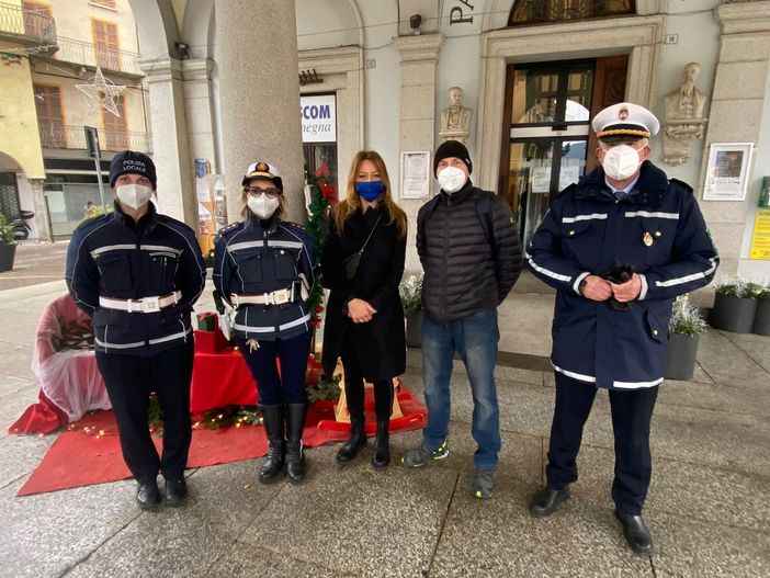 Omegna, individuati gli autori dei danni alle decorazioni natalizie del municipio Omegna, individuati gli autori dei danni alle decorazioni natalizie del municipio