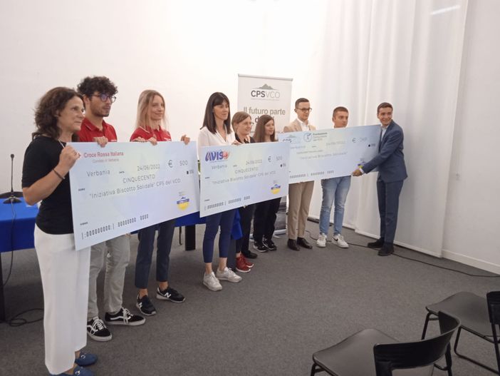 Quasi 7mila euro dal biscotto solidale della consulta studenti del Vco Quasi 7mila euro dal biscotto solidale della consulta studenti del Vco